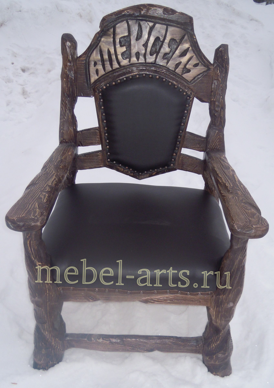 Кресло под старину с резными элементами